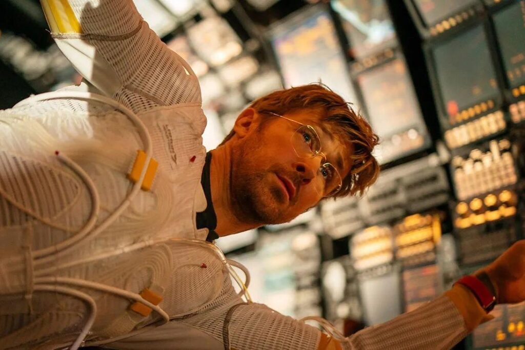 宇宙船内にいるライランド・グレース
