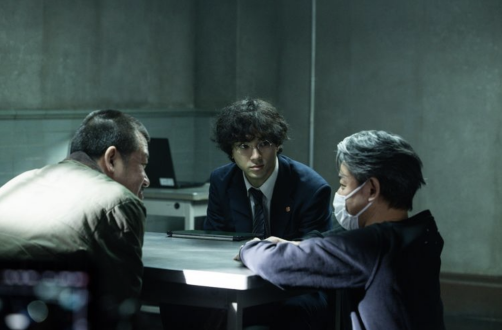 映画『爆弾』取調室のシーン